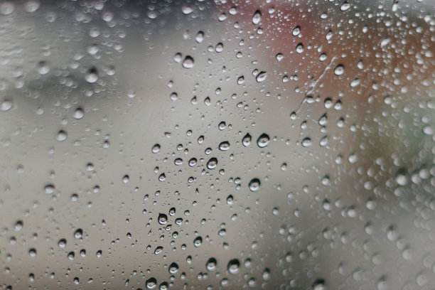 模糊的雨窗与红色的散景光图片下载