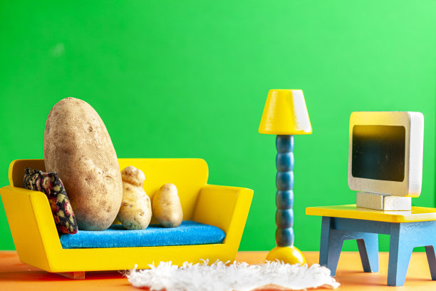 这是一幅诡异的隐喻概念图，展示的是一个电视迷家庭图片下载