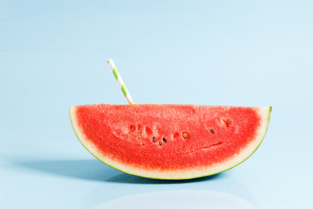 切片西瓜在蓝色的背景图片下载
