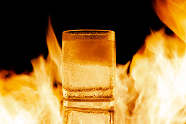 一杯加冰的朗姆酒浇在火堆上图片下载