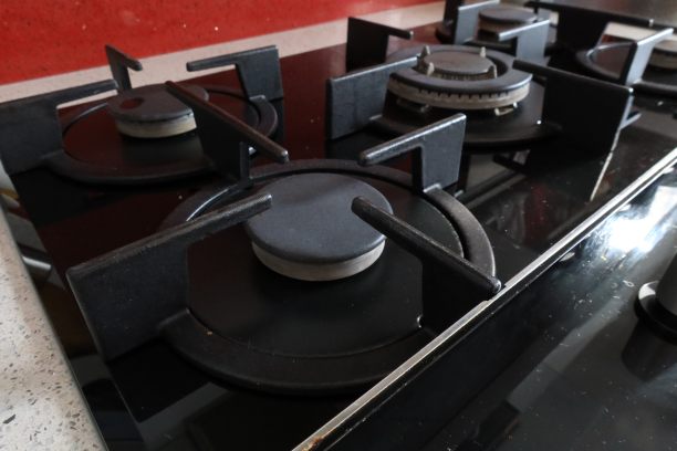 带铸铁炉的玻璃滚刀图片下载