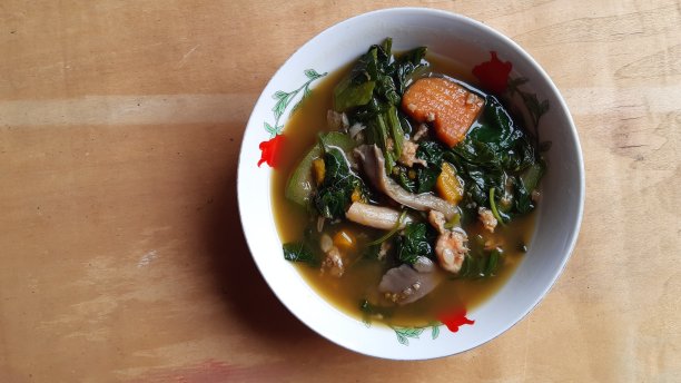 泰式辣味蔬菜对虾汤。泰国菜。图片下载