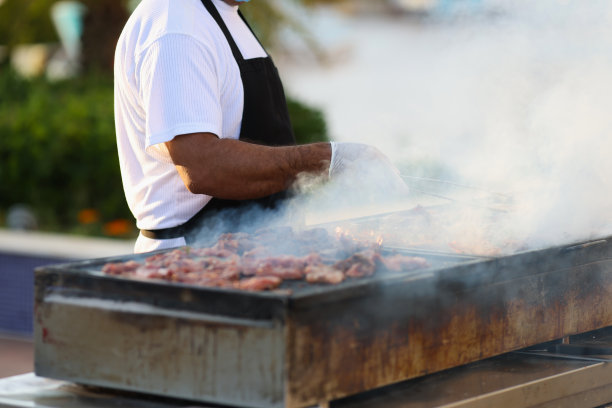 厨师在街上准备烤肉图片下载