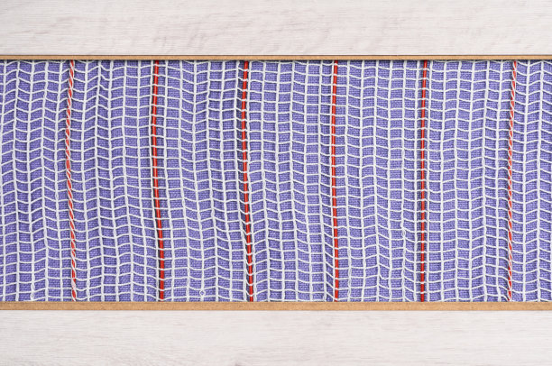 加热地板在层压板背景下。地板下电热。暖地板系统质感。地垫电采暖系统。图片下载