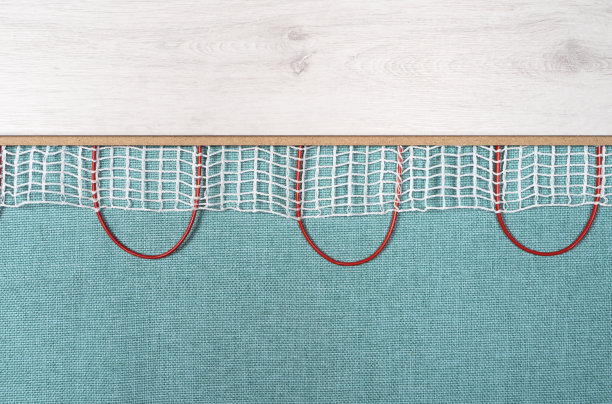 加热地板在层压板背景下。地板下电热。暖地板系统质感。地垫电采暖系统。图片下载