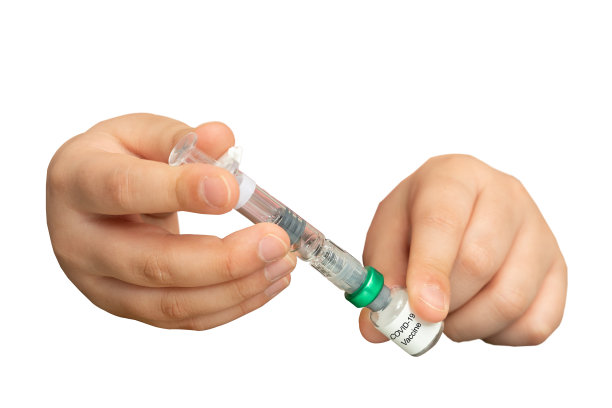 儿童手持covid -19注射器疫苗和小瓶隔离白色图片下载