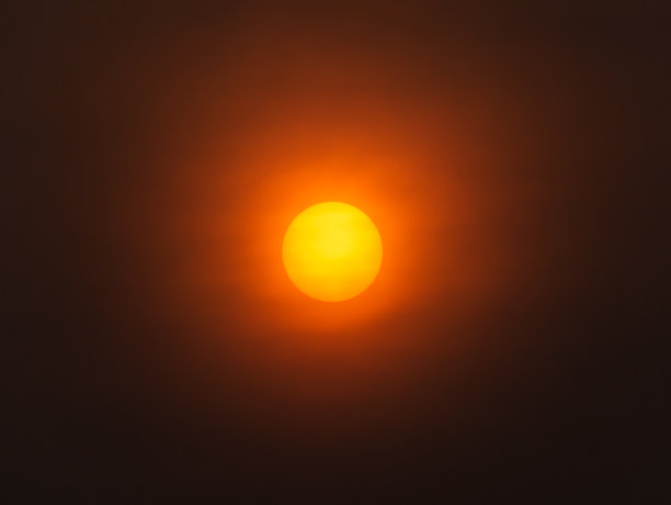 黄色的太阳照耀着红色的天空图片下载