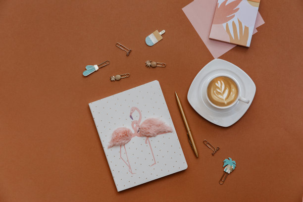 有创意的平躺办公桌子照片与咖啡杯和日记，俯视图，复制空间图片下载