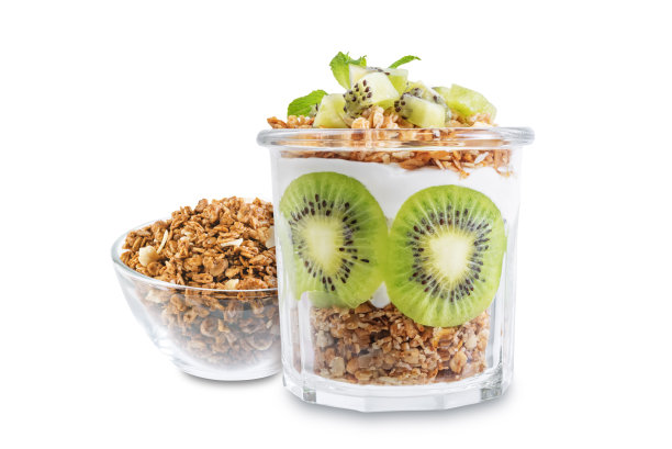 猕猴桃希腊酸奶格兰诺拉冻糕在一个白色孤立的背景图片下载