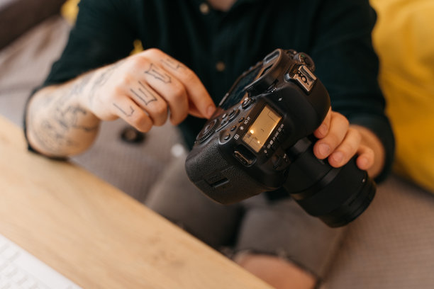 摄影师拿着相机检查设置图片下载