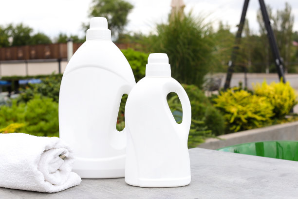 软化剂塑料瓶含液体洗衣粉、清洁剂、漂白剂或织物柔软剂图片下载