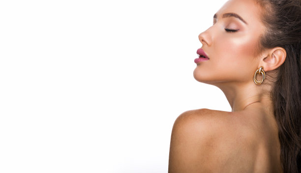 美丽的脸年轻的成年妇女与干净新鲜的皮肤。美丽的画像与蓝色的眼睛站在白色的背景复制空间图片下载