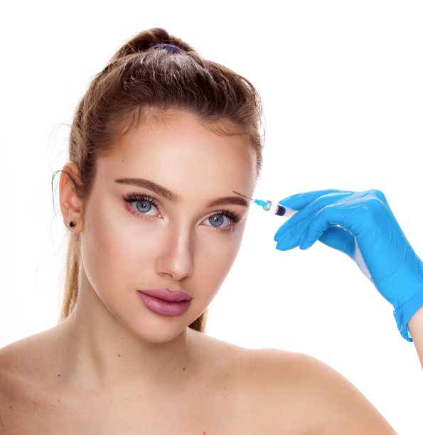 迷人的年轻女子做整容注射，孤立在白色背景。美丽的肖像与蓝色眼睛的黑发。面部护理，面部护理，美容概念美容和健康皮肤。图片下载