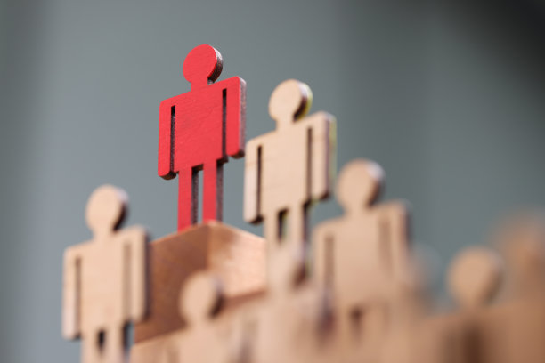 人群木制人物顶部定制红色图片下载