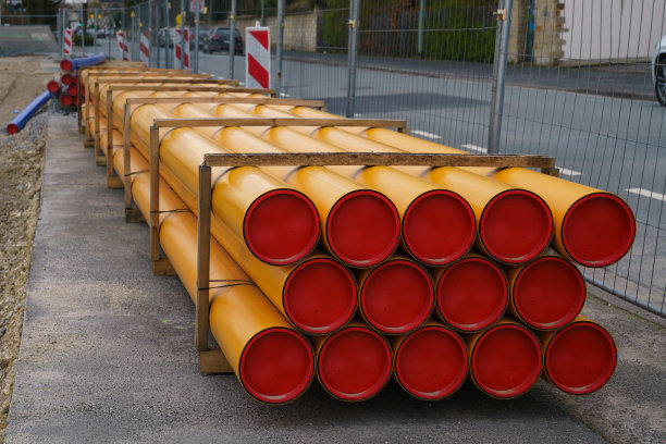 一堆堆橙黄色的聚氯乙烯电线管。图片下载