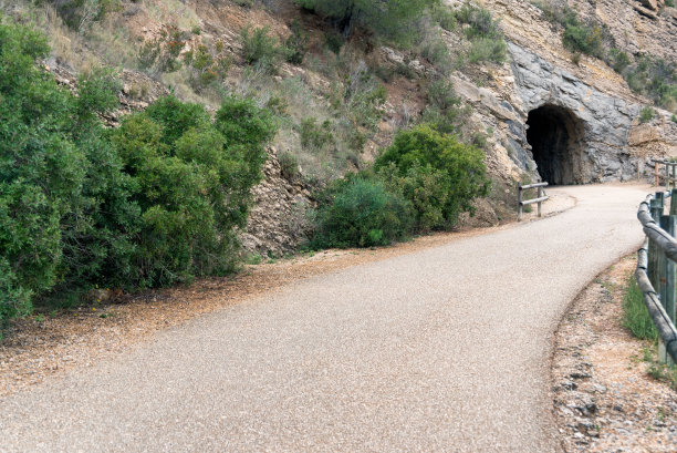 穿越山脉的公路上的隧道。图片下载