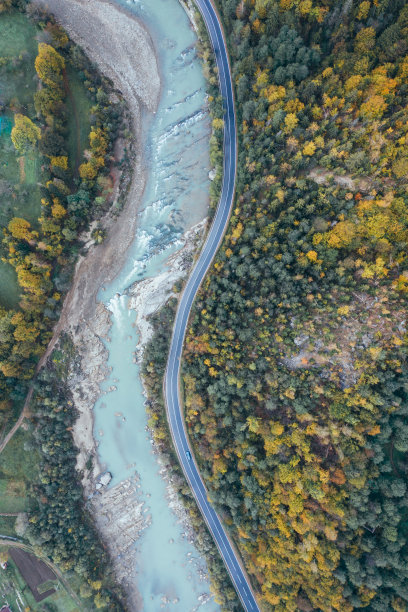 从森林，道路和河流的无人机鸟瞰图图片下载
