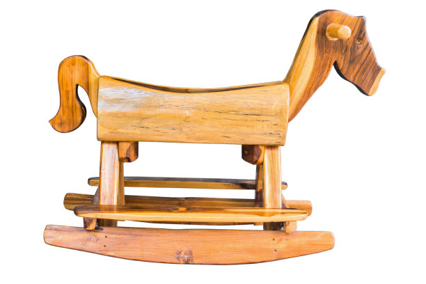 木头摇木马玩具小孩。孩子们的操场在白色的背景孤立。这有裁剪路径。图片下载