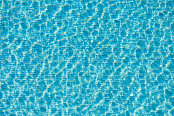 游泳池里的涟漪水，反射着阳光图片下载