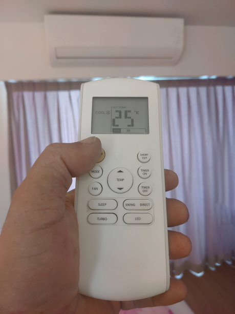 在摄氏25度时，用遥控器打开空调。图片下载