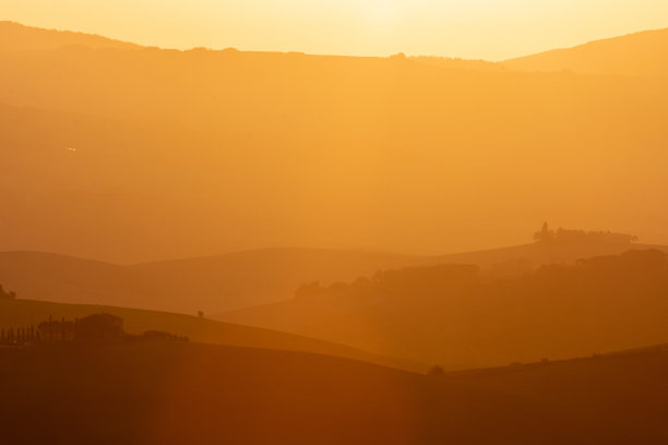 令人惊叹的彩色日落在托斯卡纳。风景如画的农业旅游和典型的乡村风景在意大利，欧洲托斯卡纳图片下载
