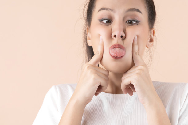 美丽的亚洲女人的脸近距离随意穿着笑和大微笑幸福惊喜表情，漂亮的亚洲女人牙齿微笑宽嘴巴颜色背景图片下载