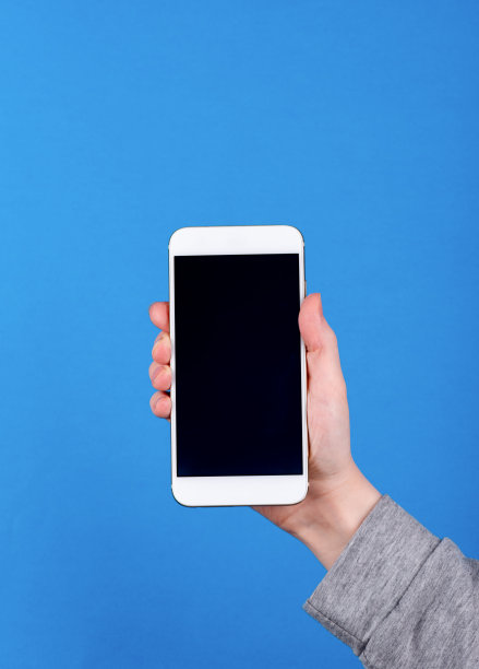 近距离女人的手握智能手机与黑屏。图片下载