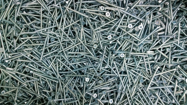 背景或纹理长镀锌金属螺丝图片下载