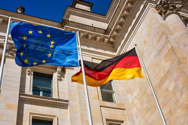 抬头看欧盟的旗帜和迎风飘扬的德国。图片下载