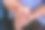 特写的小孩手拉着老人的手与老年痴呆症和帕金森氏症祖母。帮助老人、关爱老人的理念。图片下载