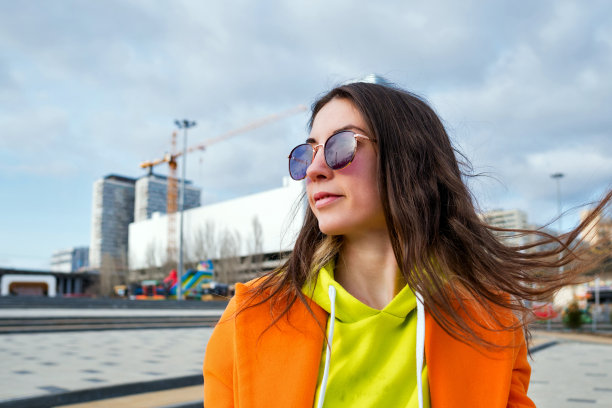 描绘身着鲜艳服装的年轻女子图片下载