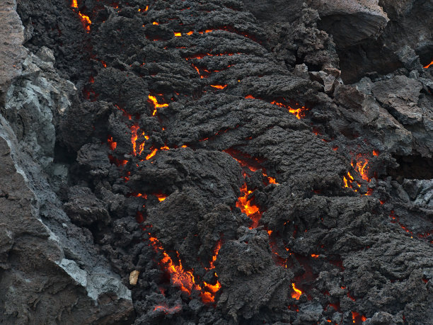 这是冰岛雷克雅内斯法格达尔斯贾尔山附近的吉尔丁达里尔山谷火山喷发后炽热的熔岩正在冷却的特写，Grindavík。图片下载