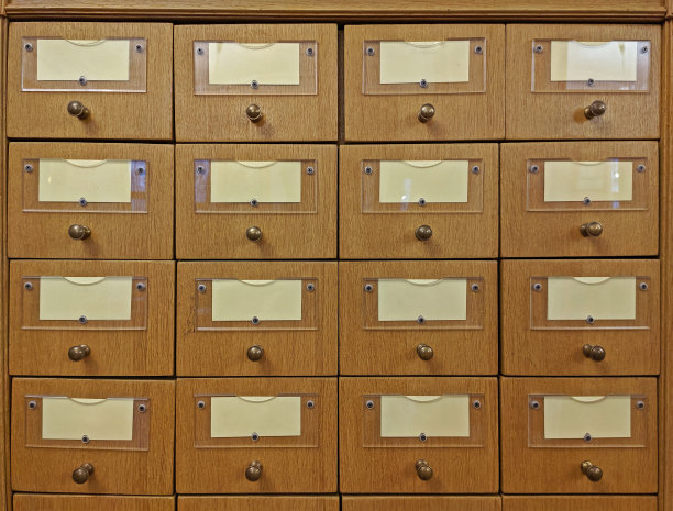 木制文件柜，在家具模块和手柄上有空白标签图片下载