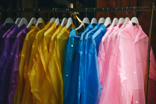 多色透明防水雨衣图片下载