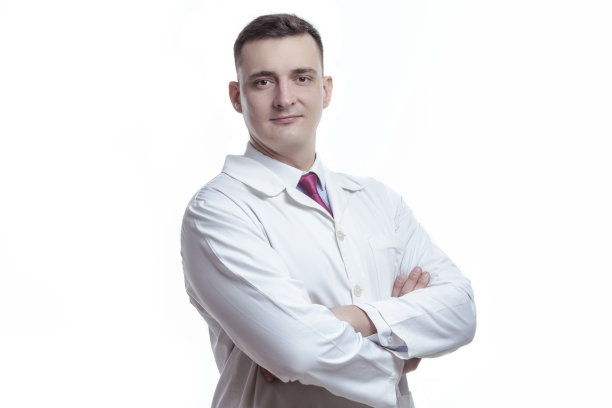 医学思想和概念。自信的专业男性全科医生的肖像在医生的工作服和折叠的手在白色的背景。水平的形象定位图片下载
