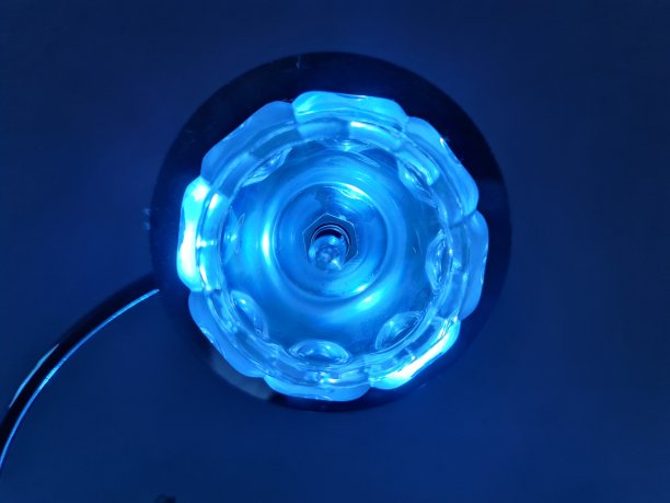 蓝色的吊灯。蓝色的灯泡。蓝色玻璃吊灯。图片下载