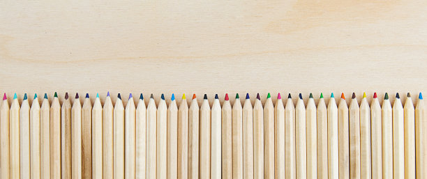 一排木质背景上的彩色铅笔图片下载