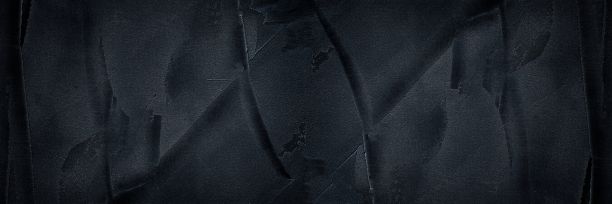 黑色粗糙抹灰混凝土墙宽纹理。水泥抹灰砂浆表面破旧。阴暗的grunge大抽象背景图片下载