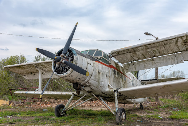 抛弃旧的双翼飞机。飞机公墓图片下载