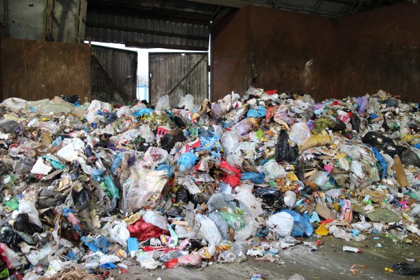 混合垃圾堆成一大堆图片下载