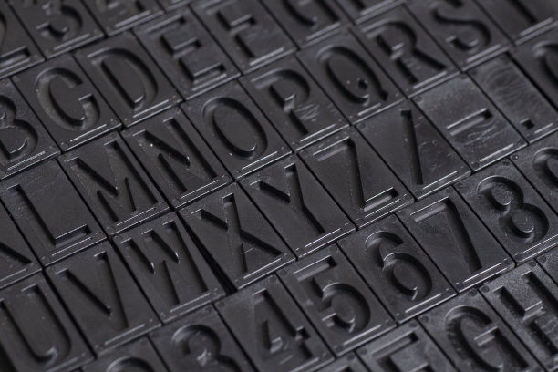 Letterpress字母表和数字背景图片下载