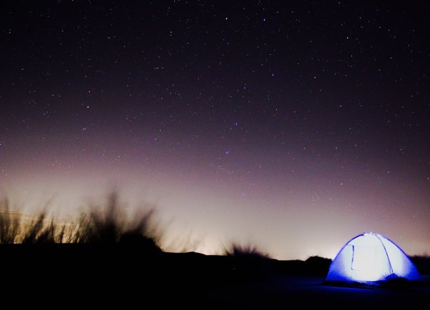在沙漠中露营图片下载