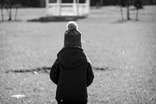 孤独的孩子图片下载