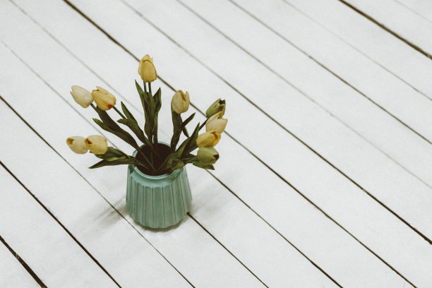 白色木质背景上的黄色郁金香，旧照片的效果，磨损和噪音，选择性聚焦图片下载