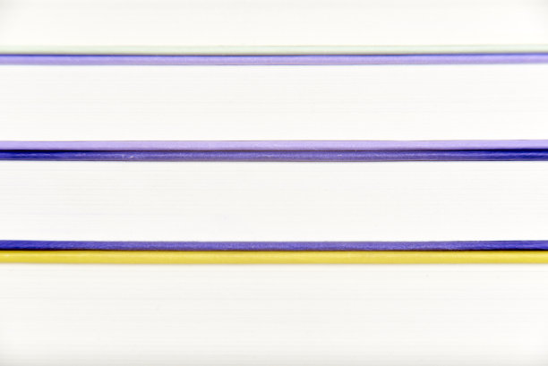 背景，正面一摞书。彩色的线条和白色的条纹图片下载