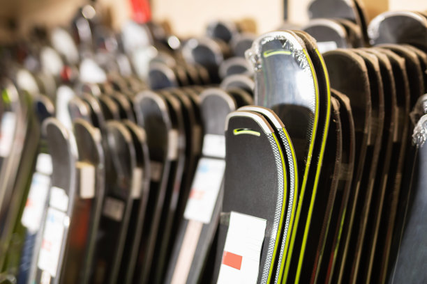 在运动器材商店出售的滑雪板图片下载