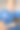 在灰色的背景下，快乐的男孩戴上拳击手套图片下载
