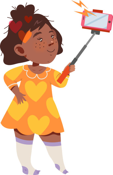 满脸雀斑的微笑女孩拿着自拍杆图片下载