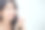 美丽的年轻亚洲女人用口红粉色的风格明亮和闪亮的嘴，美丽的女孩看镜子化妆化妆品与嘴唇优雅，时尚化妆与奢华和性感。图片下载