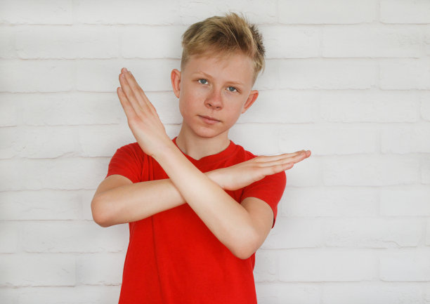 肖像情绪青少年男孩孤立在室内图片下载